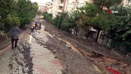 Üsküdar'da yol boylu boyunca çöktü