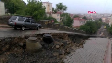 İSTANBUL-ÜSKÜDAR'DA YOLDA ÇÖKME