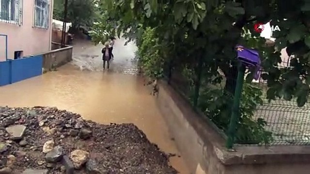 İstanbul’da yoğun yağış sonrası yol çöktü