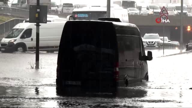 Aksaray'da alt geçit sular altında...Araçlar ve vatandaşlar mahsur kaldı