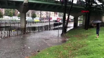 AKSARAY'DA TRAMVAY YOLUNU SU BASTI