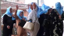 Sağanak ve fırtına Bursa'yı da vurdu...Kadınlar yağmurdan böyle korundu