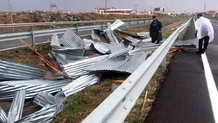 Uçan çatı kara yolunda trafiği aksattı - KARS