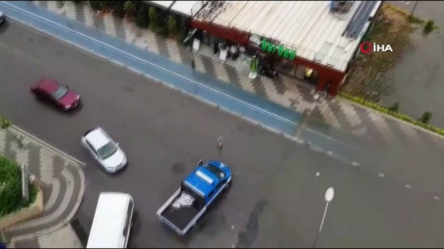 Kadıköy'de sağanak yağış sonrası dere taştı, caddeler sular altında kaldı