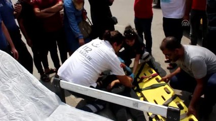 Yaralıyı kartonla güneşten korudular