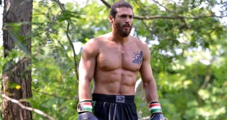 İtalya'ya giden oyuncu Can Yaman, hayranları tarafından öpücüklere boğuldu