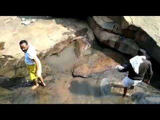 गमछा लपेटे पर्यटन स्थल की सफाई कर रहा था व्यक्ति, पूछने पर पता चला ये तो विधायक है