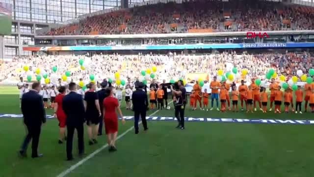 Uçağı tarlaya indiren Rus pilotlar ve kabin ekibi, futbol maçı öncesi alkışlandı