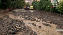 Üsküdar Bosna bulvarında yoğun yağış sonrası yol çöktü