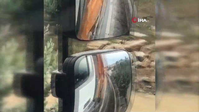 Kocaeli’de yoğun yağmur ve dolu yağışı...Göle dönen yollarda vatandaşlar araçların üzerinde mahsur kaldı