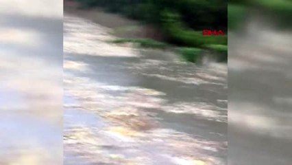 ŞİLE YOLU'NDA DERE TAŞTI BİR ARAÇ MAHSUR KALDI