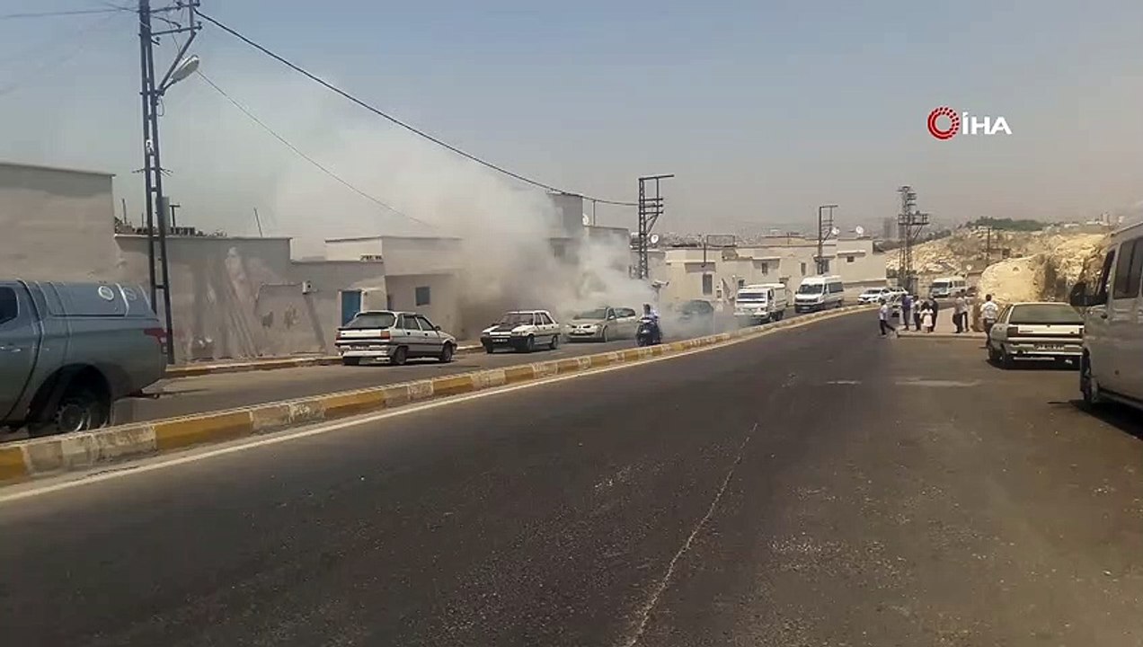Hararet yapan otomobilden dumanlar yükseldi