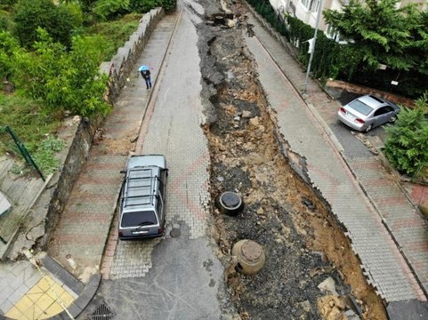 Üsküdar Bosna bulvarında yoğun yağış sonrası yol çöktü