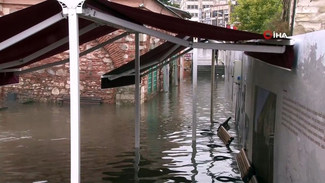 Tarihi Ahi Çelebi Camii sular altında kaldı, küçük çocuk yüzerek eğlendi