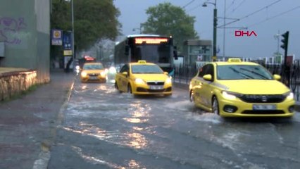 EMİNÖNÜ'NDE ALT GEÇİT ÇARŞIDA TAHLİYE İŞLEMLERi, TRAMVAY YOLDA KALDI