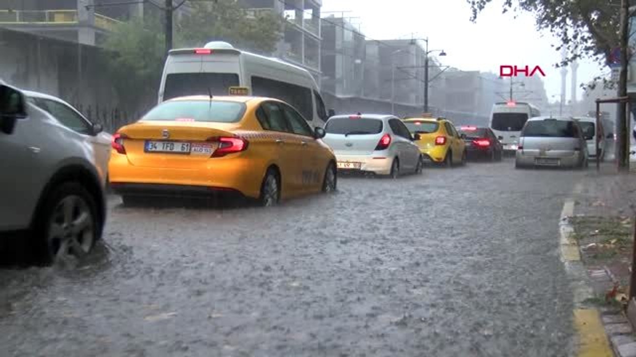 KARAKÖY'DE ARAÇLAR YOLDA MAHSUR KALDI ESNAF ZOR ANLAR YAŞADI