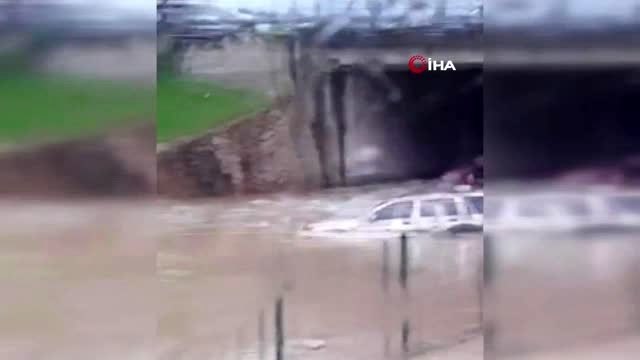 Kocaeli'de yoğun yağmur ve dolu yağışı...Göle dönen yollarda vatandaşlar araçların üzerinde mahsur...