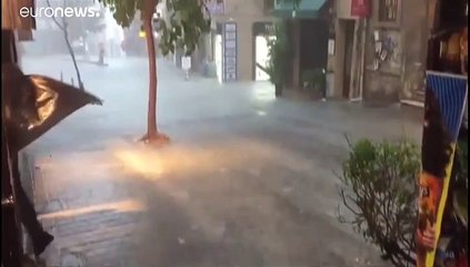 شاهد: الأمطار تتسبب في مقتل شخص وتشل حركة النقل في إسطنبول