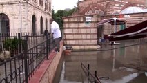Tarihi Ahi Çelebi Camii sular altında kaldı, küçük çocuk yüzerek eğlendi