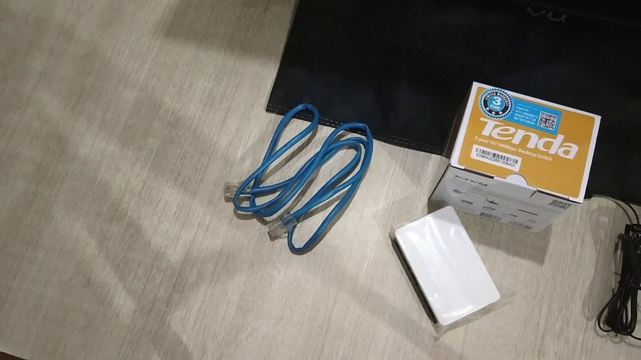 Tenda S 105 5-Port 10by100 desktop switch unboxing