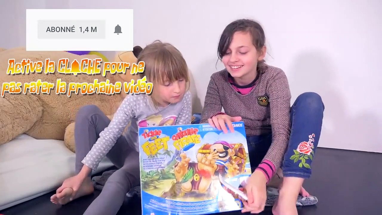 CHALLENGE CHATOUILLES PIEDS • JEU CHATOUILLE PIRATE - TICKLE ME FEET