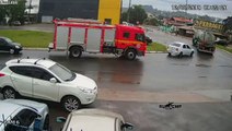 Cette voiture prend feu.. à côté d'un camion de pompiers !