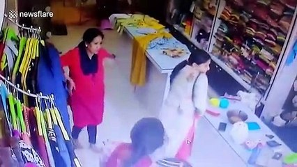 2 taureaux rentrent dans un magasin par la vitrine en Inde !