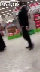 Regardez tout ce qu'elle essayait de voler au supermarché sous sa djellaba !