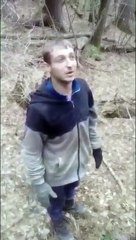 Cet homme escalade un arbre en courant !