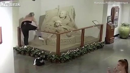 Cette touriste détruit une statue de sable dans un hotel !