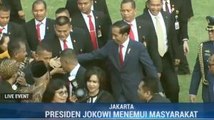 Jelang Upacara Penurunan Bendera, Jokowi Sapa Warga