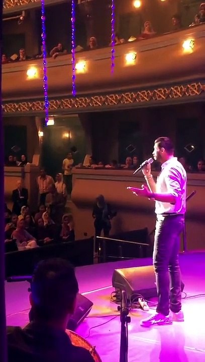 خالد سليم يتعرض لموقف محرج أثناء الغناء فى دمنهور