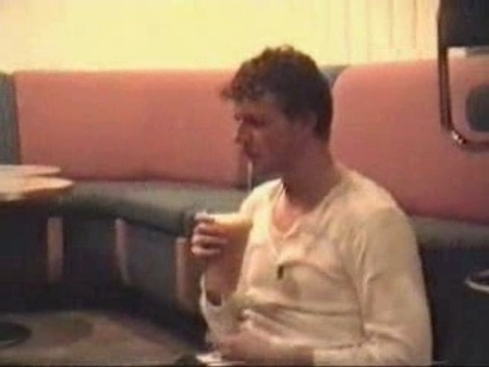 "humour" l'homme qui boit sa biere plusieurs fois