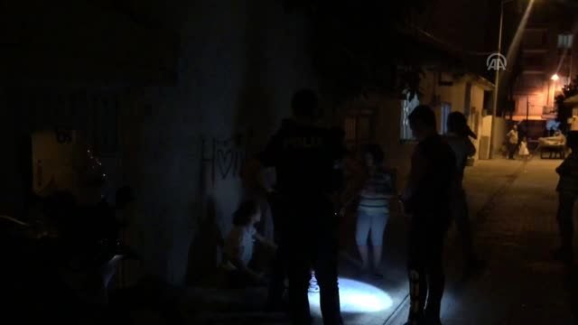 Evinin önünde bıçaklı saldırıya uğrayan kadın yaralandı