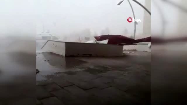 Kars'ta şiddetli rüzgar önüne çıkanı yıktı...Rüzgarın savurduğu çatılar etrafa saçıldı