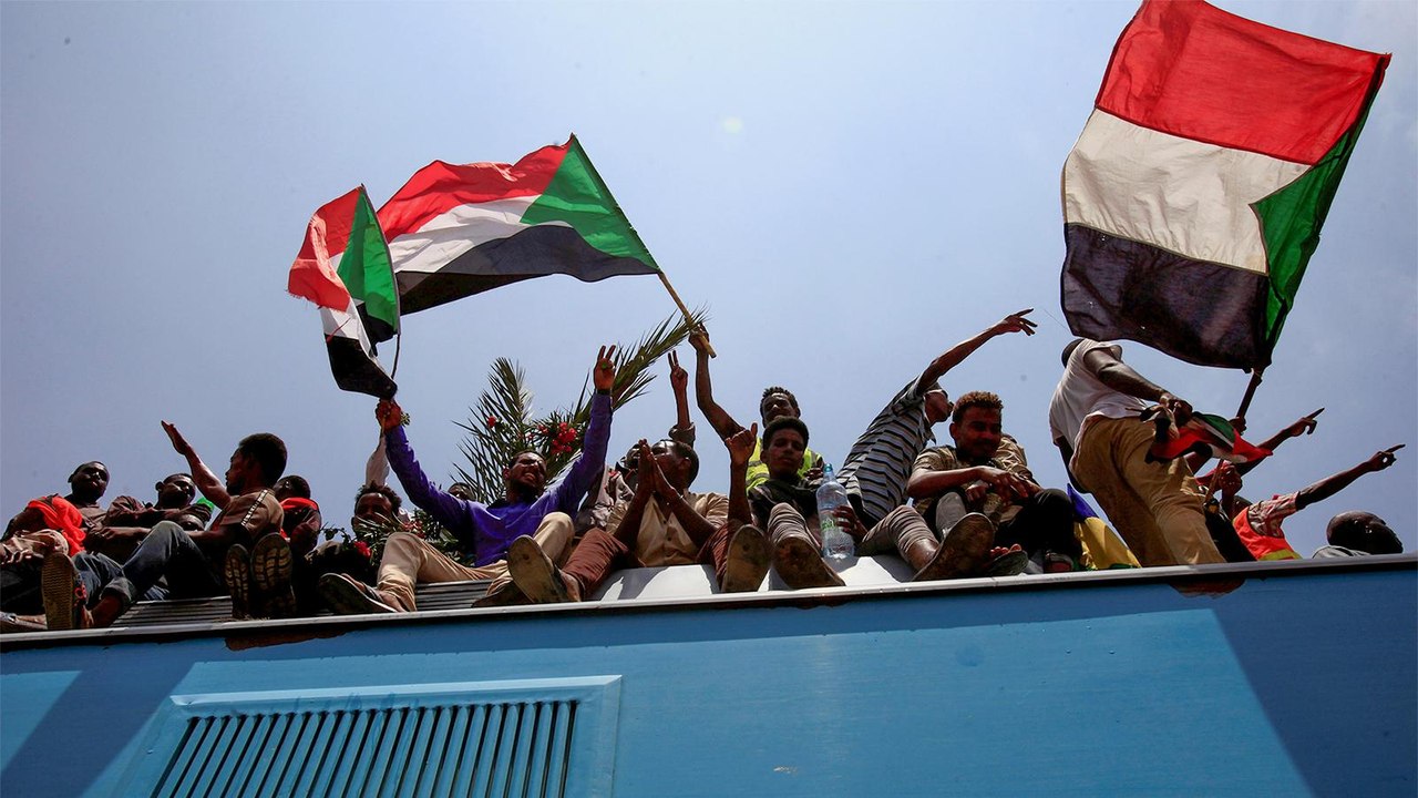 تضحياتهم لم تذهب سدى.. السودانيون يحتفلون بنجاح ثورتهم