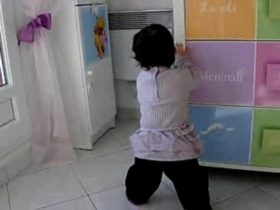 Angelina debout dans sa chambre