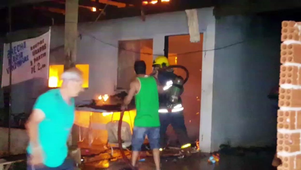 Bombeiro evita que cachorro morra queimado em incêndio no Jardim Veneza