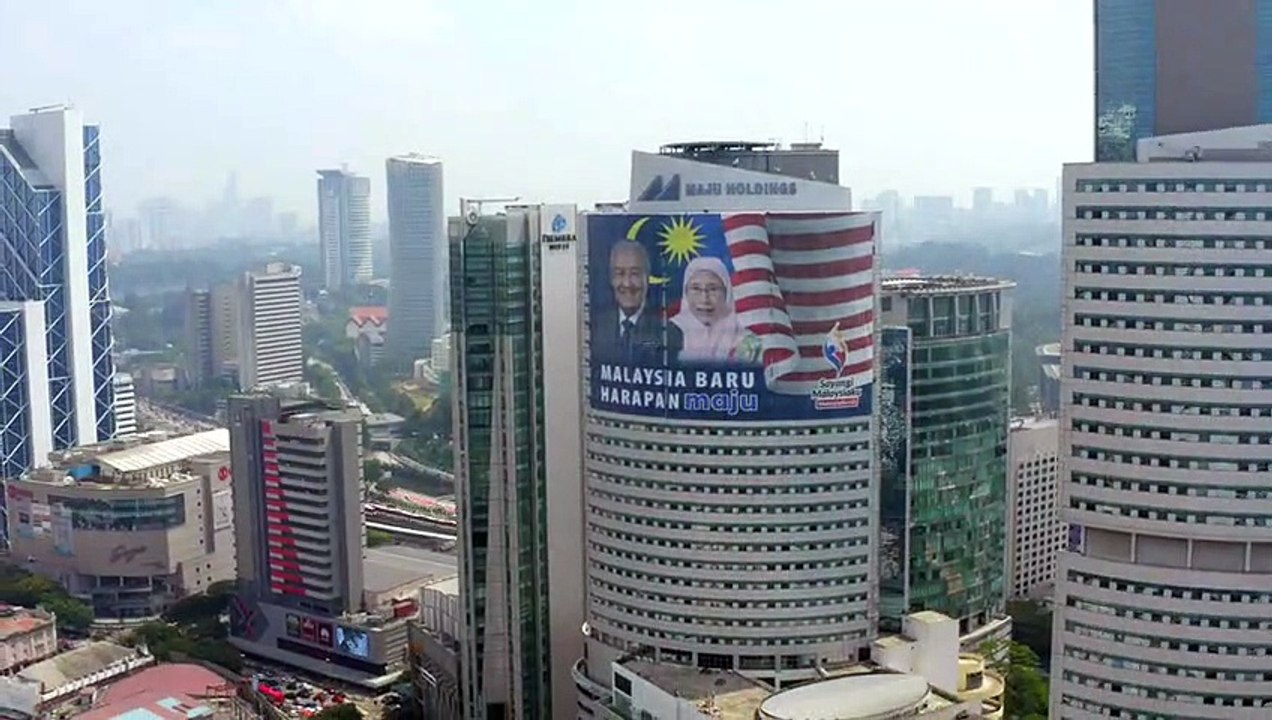 Gegantung membaluti bangunan Maju Junction