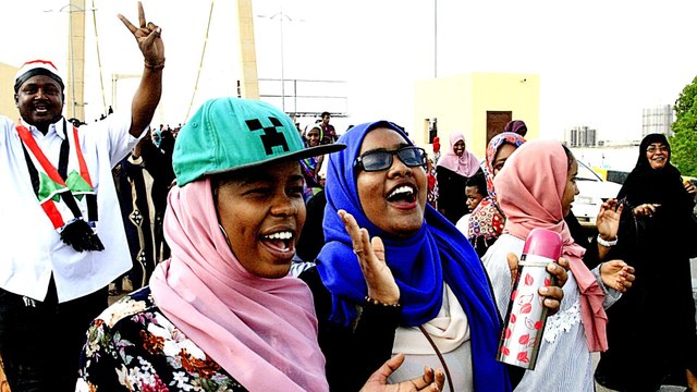 Sudan protest leaders, military sign transitional government deal