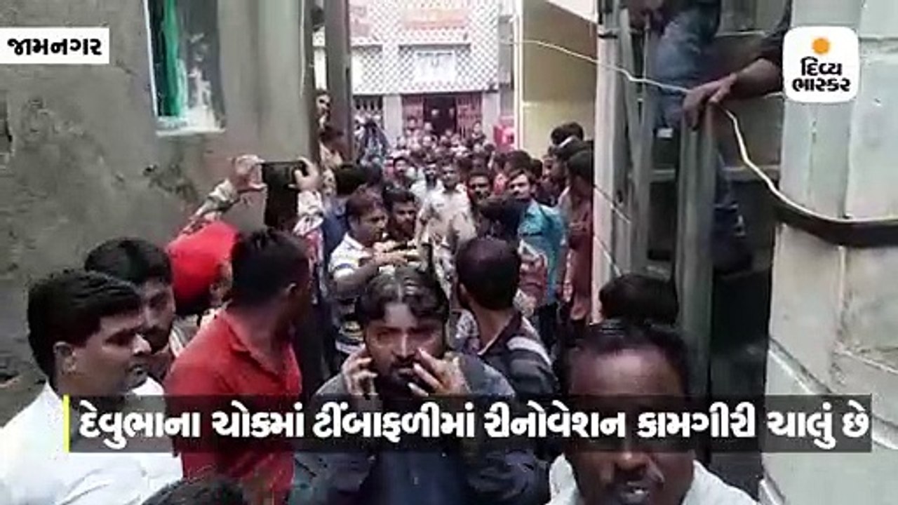 વરસાદને કારણે જમીન પોચી પડતા 3 માળનું મકાન ધરાશ...