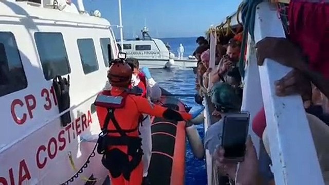 Comenzó el desembarco de los 27 menores no acompañados del Open Arms