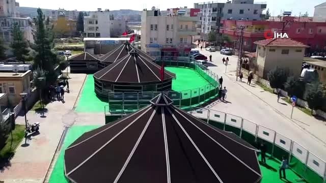 Kıl çadırlardan yapılan kütüphane gençlerin hizmetine sunuldu