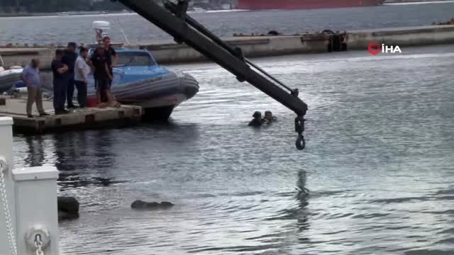 Tarabya Sahili'nde denize uçan minibüs çıkarılıyor