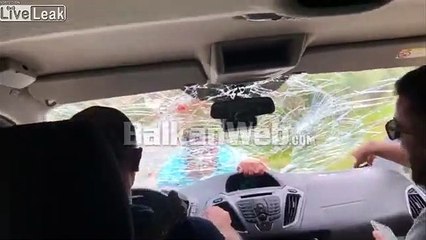 Enervé, ce type casse le pare brise d'une voiture en route !
