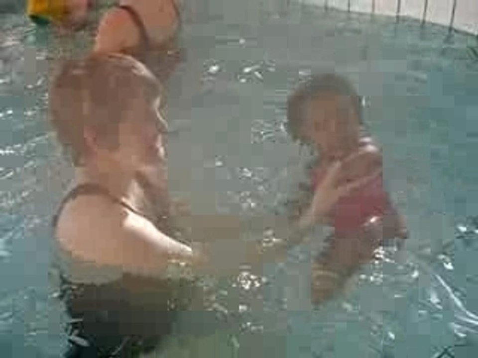 MARYAM à la piscine à Aunloye