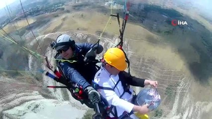 Paraşütle atladı, havada çay doldurdu