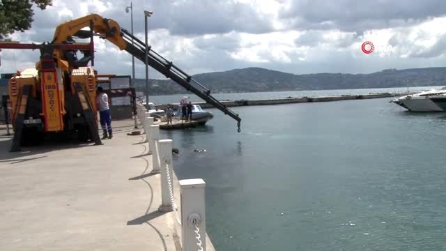 Tarabya Sahili'nde denize uçan minibüs çıkarılıyor