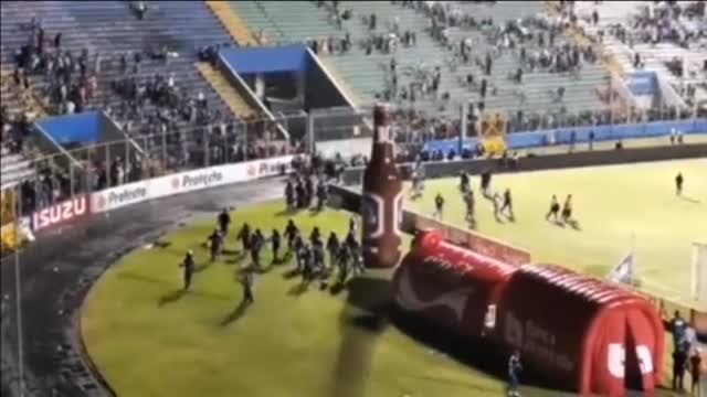 Al menos tres muertos en una batalla campal en el estadio de Tegucigalpa