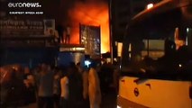 Le fiamme inceneriscono una baraccopoli a Dhaka